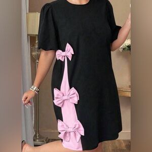 🩷🩷🩷SUPER CUTE PLUS SIZE 1X BLACK PULLOVER DRESS WITH PINK BOW ACCENTS!🩷
